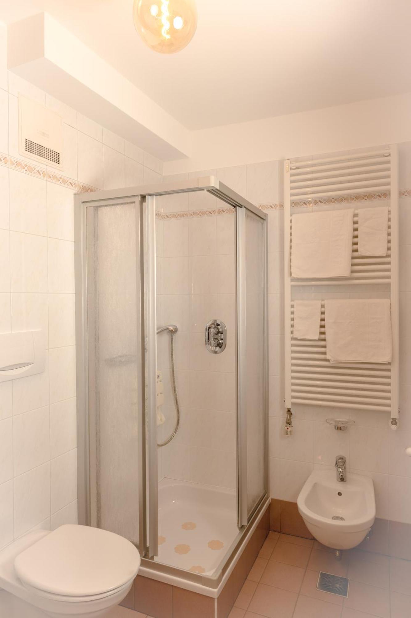 מונגואלפו Hotel Goldene Rose מראה חיצוני תמונה